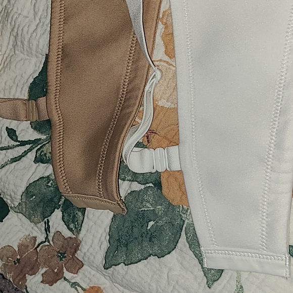 2 like new Vanity Fair bra size 40D nude white adjustable straps wireless - Picture 7 of 12